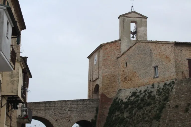 Candelara, un borgo a lume di candela