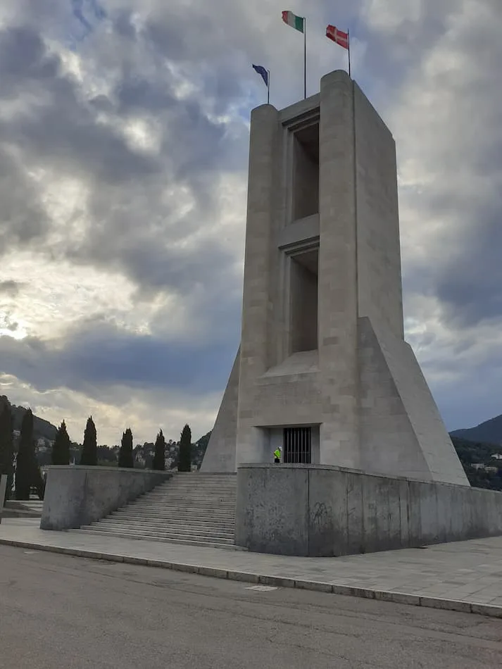 Torre, alta 30 metri, aperta da grandi finestroni e rivestita di pietra