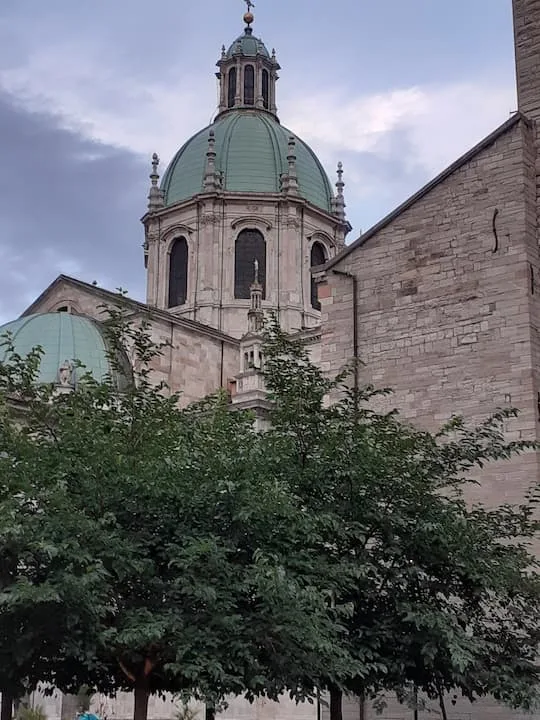 Immagine dal basso duomo medievale con cupola rianscimentale