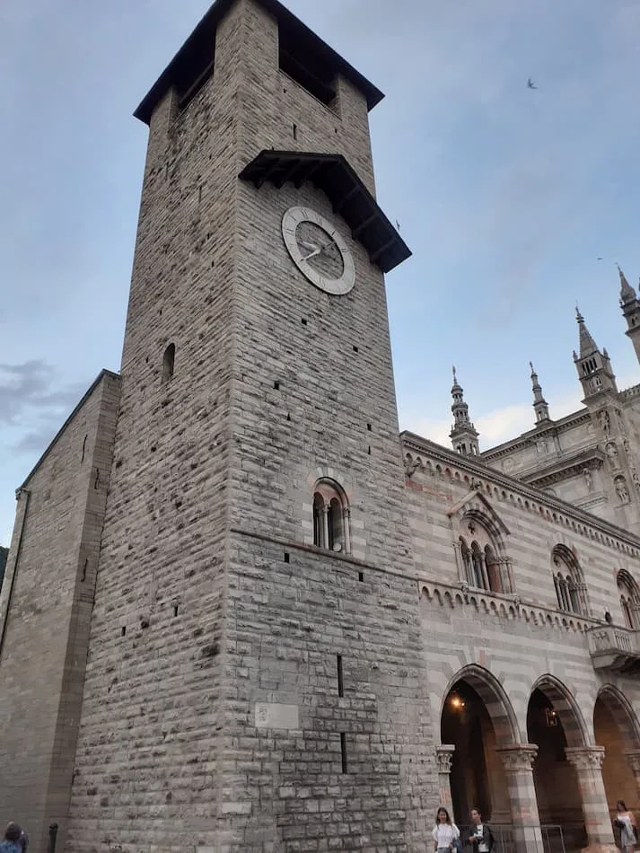 La facciata del Broletto con le fasce di marmo colorato (bianco, grigio e rosso), tipiche dell'architettura lombarda medioevale