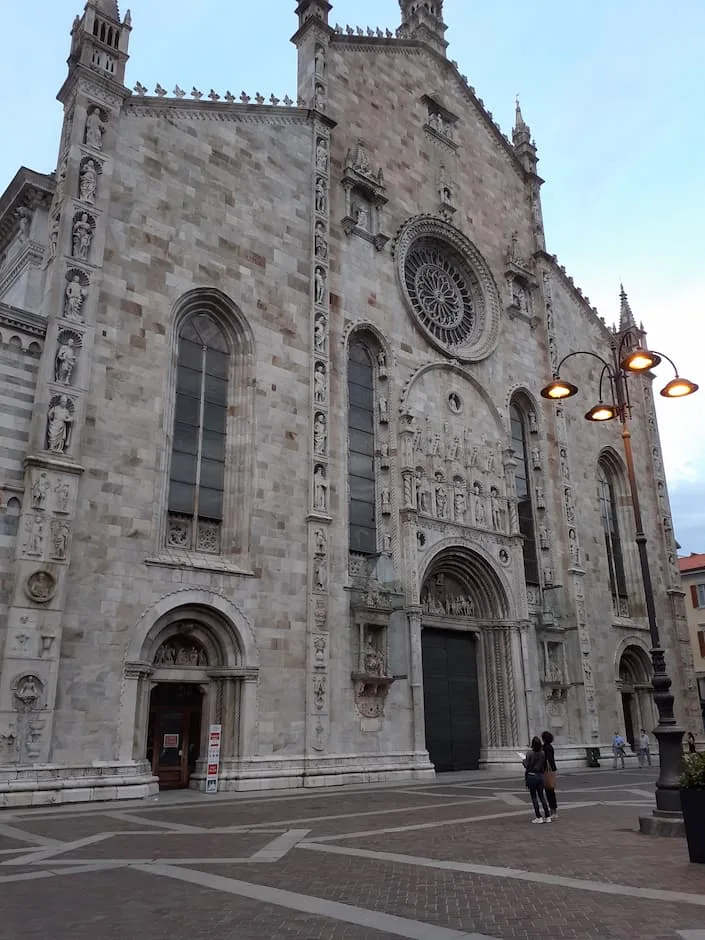 Facciata del Duomo in marmo e pietra bianca in stile misto gotico e rinascimentale