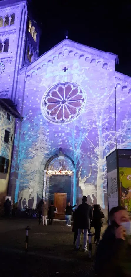La facciata della chiesa con rosone centrale e campanile.