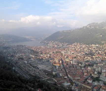 Immagine dall'alto della convalle di Como dal colle del Baradello che sovrasta il Lago di Como