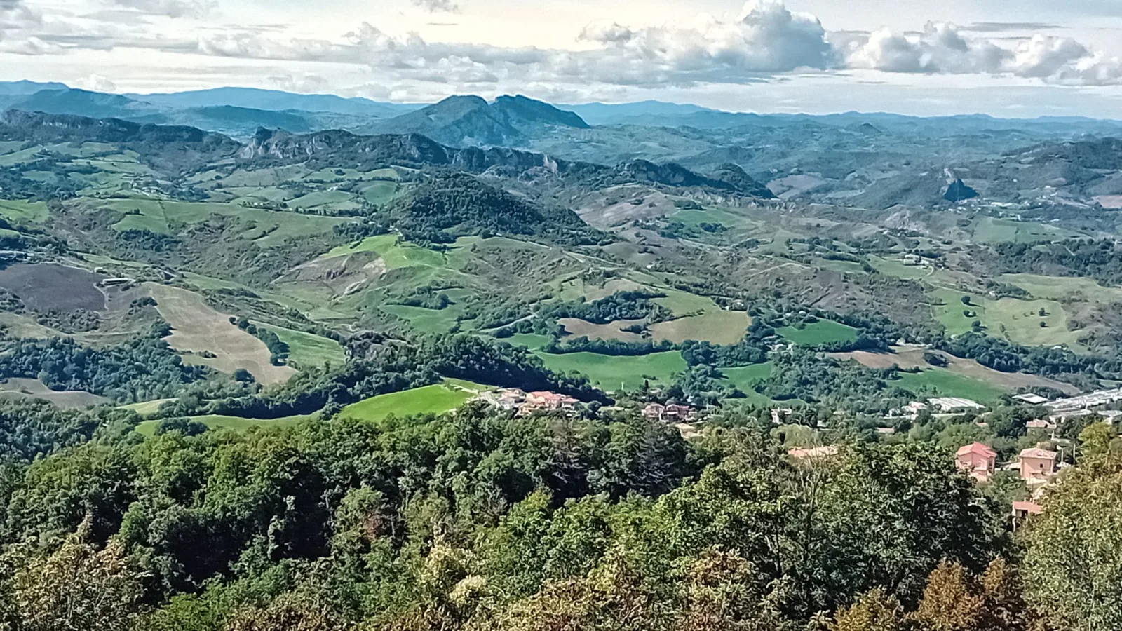 • Mostra la vista panoramica mozzafiato sulle colline del Montefeltro e della Valmarecchia, osservabile dai punti panoramici del Monte Titano.