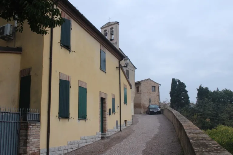 strade strette nel borgo di Candelara posto su una collina immerso nella natura