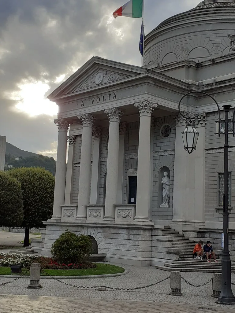 l Tempio Voltiano a Como è un edificio neoclassico dedicato ad Alessandro Volta, situato sul lungolago vicino a Villa Olmo. l'edificio è di forma rettangolare. L'ingresso presenta un un pronao con colonne di stile corinzio. All’interno c’è una grande sala rotonda di circa 12 metri di diametro, sormontata da una cupola alta con una vetrata centrale. La cupola è sostenuta da 4 pilastri e 8 colonne di marmo. Il pavimento della sala è decorato a mosaico